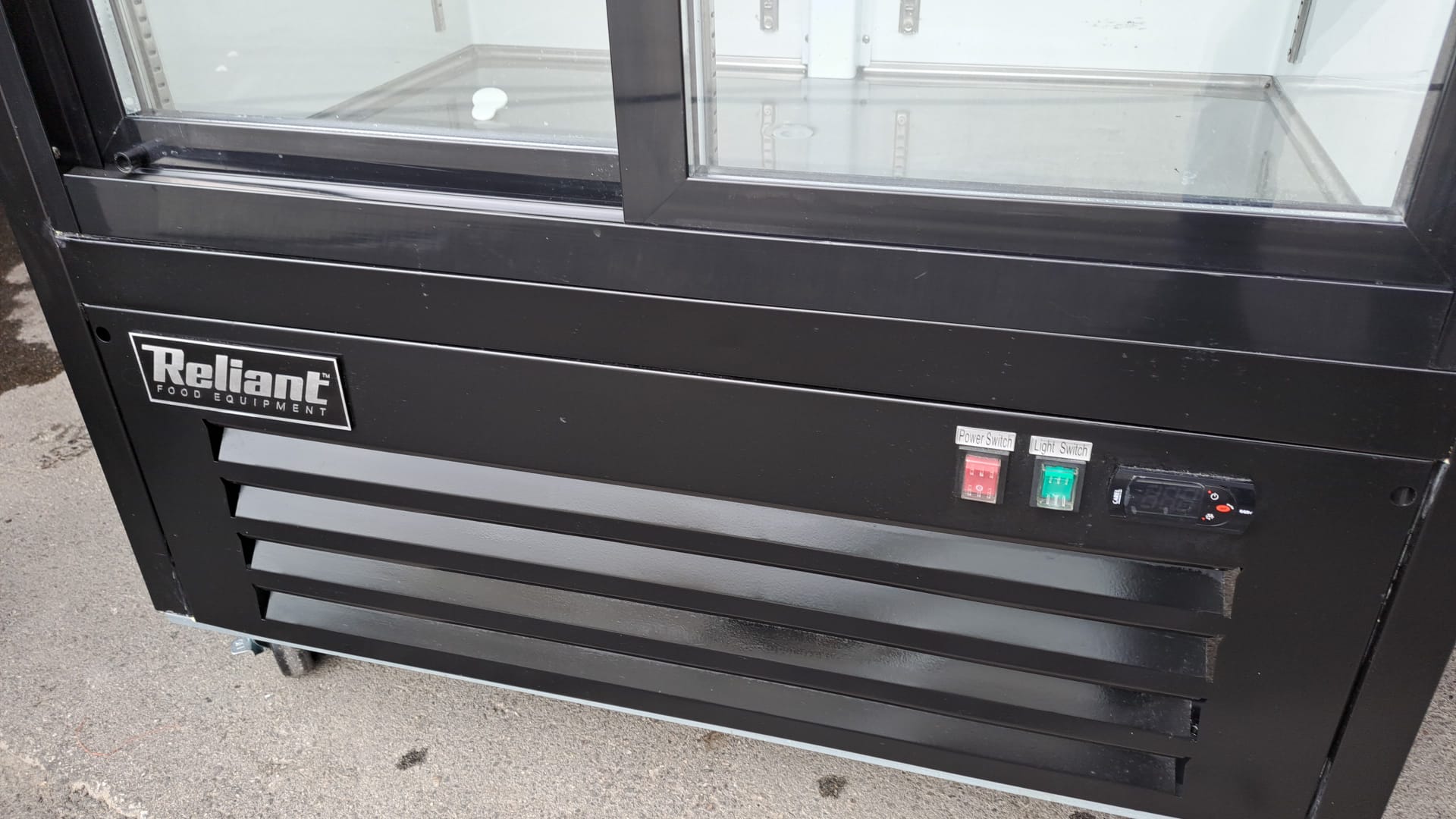 Reliant G938YBM2F-HC 34 cu. ft. Two Sliding Glass Door Cooler