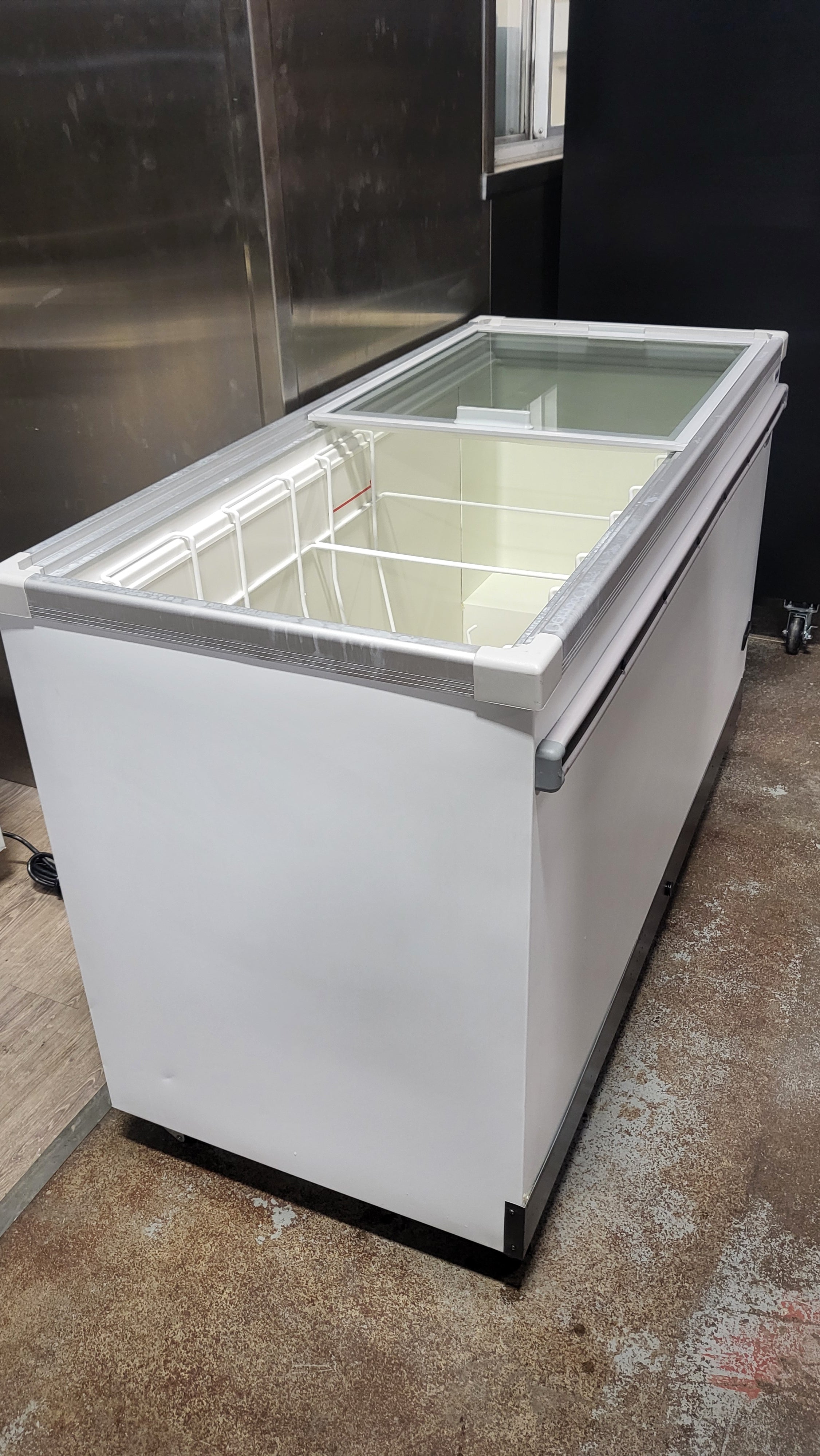 Thumbnail - Celcold CF59SG Ice Cream Cabinet