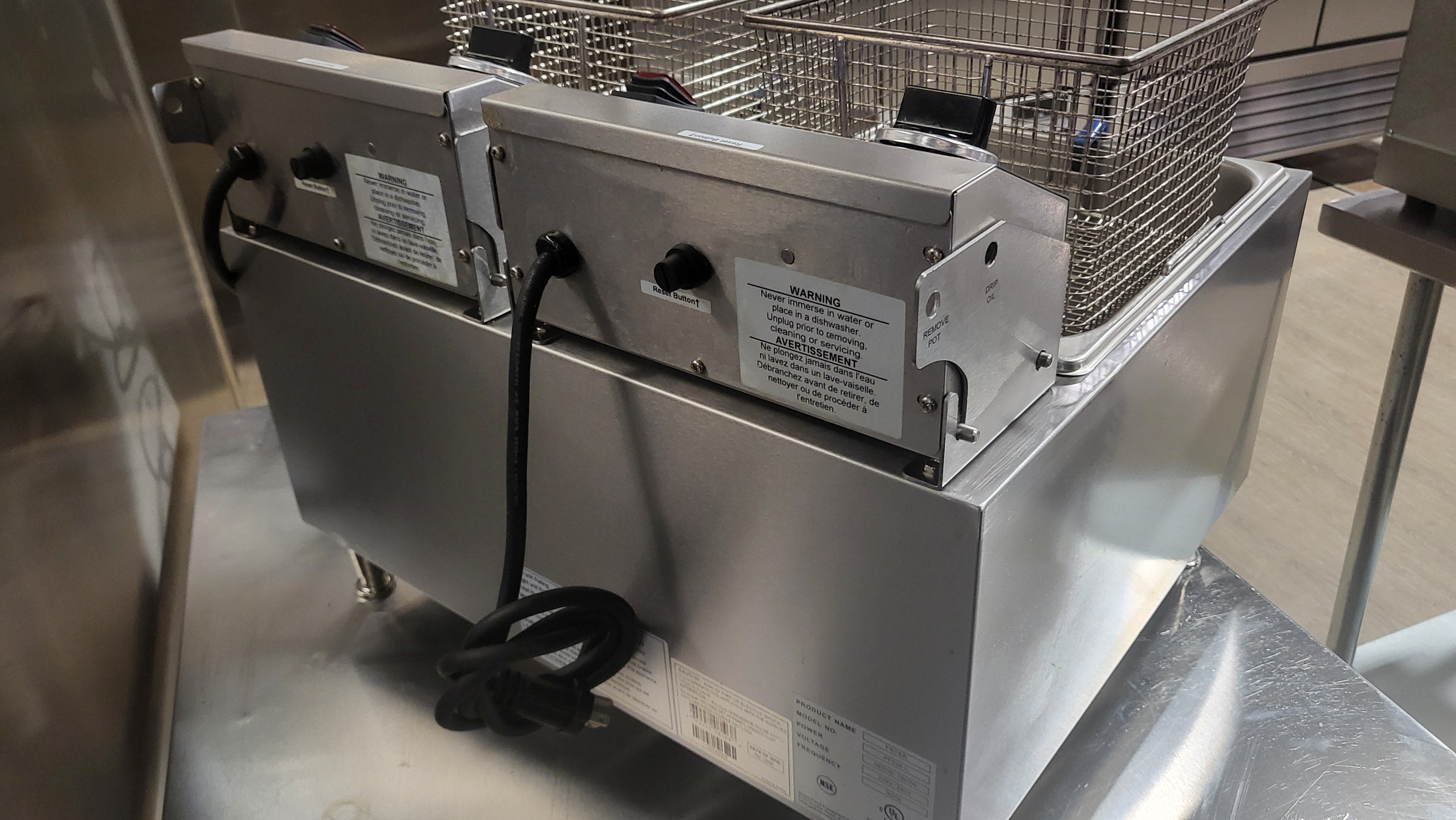 Globe PF32E-C - 32 lb. Electric Countertop Fryer