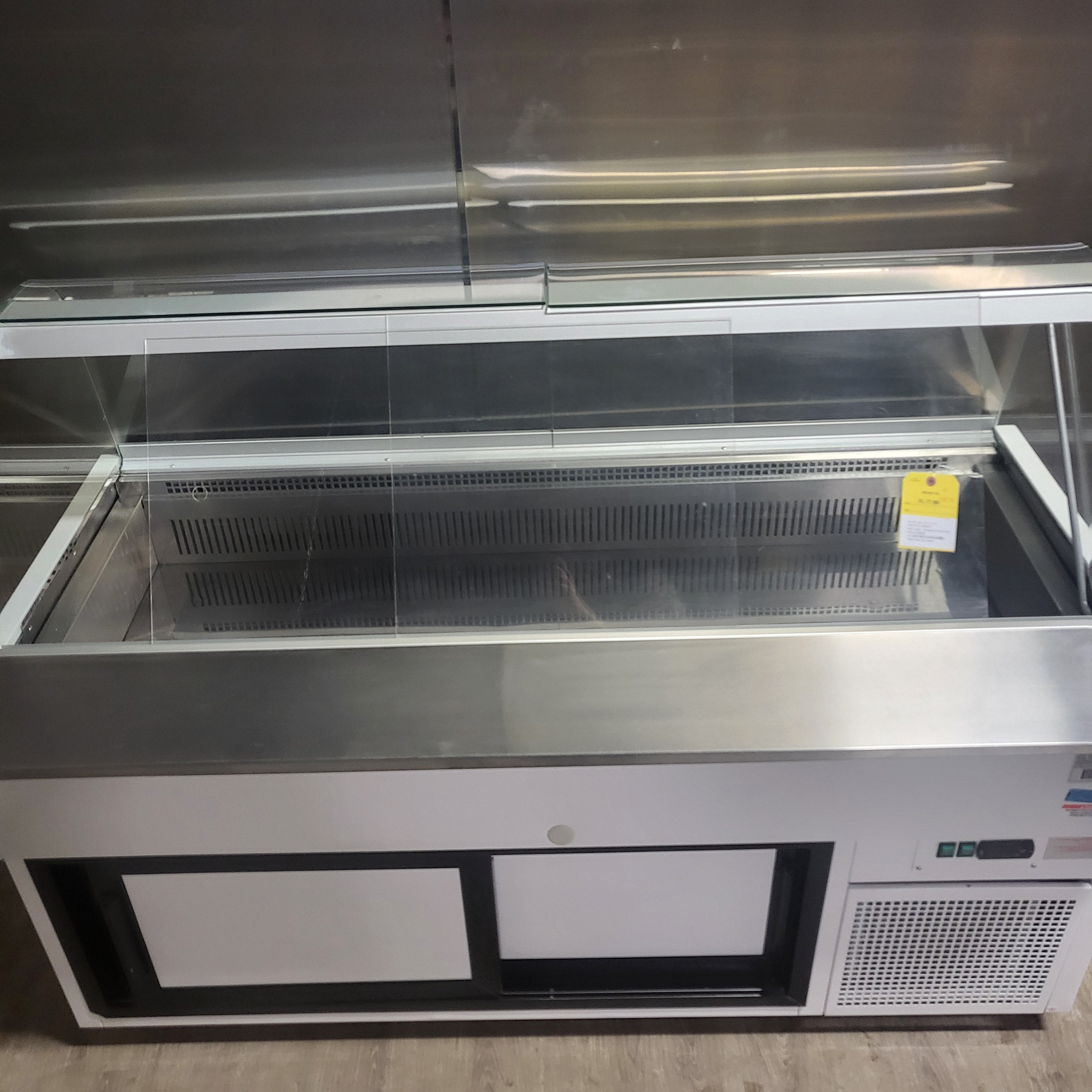 Igloo ESCD67 Refrigerated Salad Table with Curved Front Glass