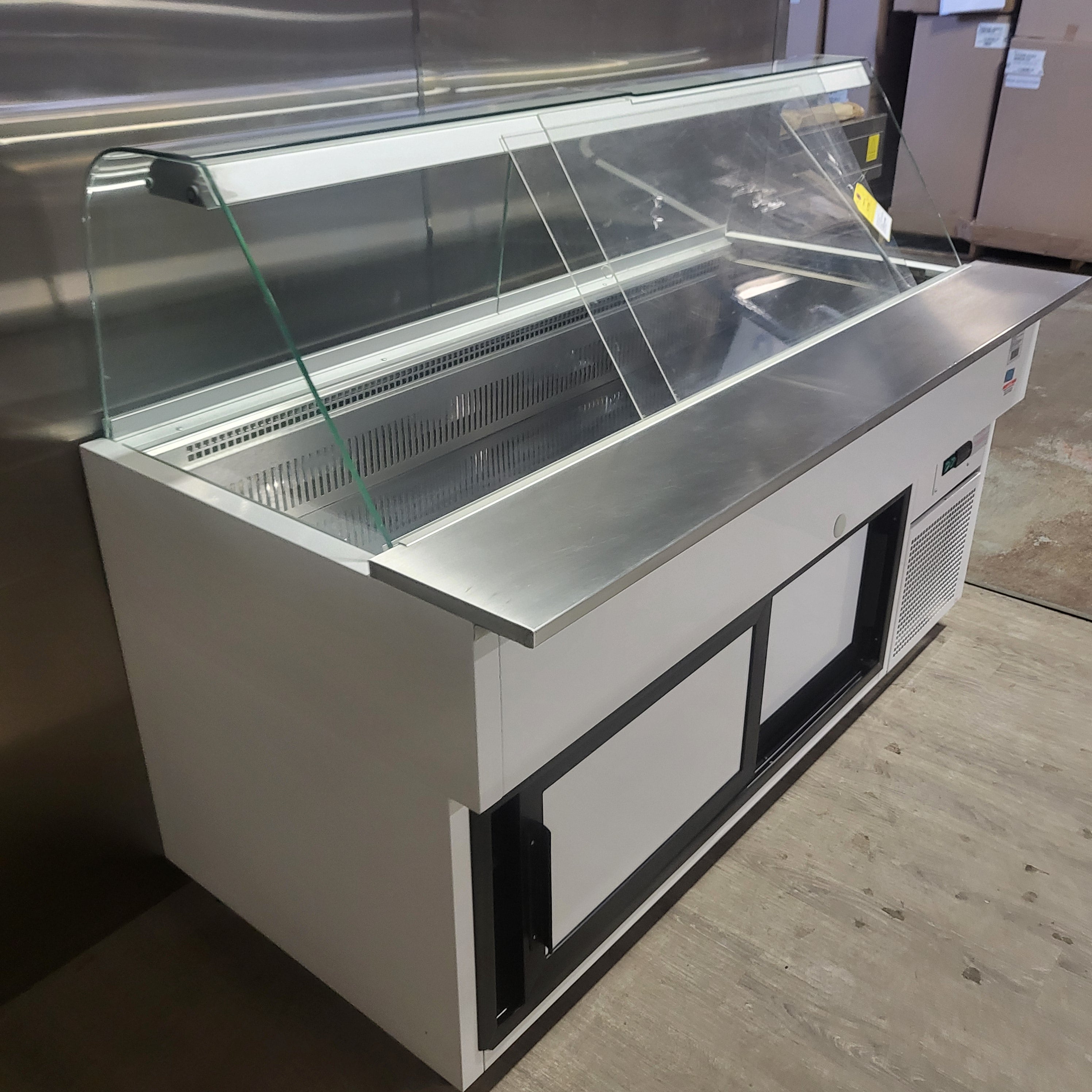 Igloo ESCD67 Refrigerated Salad Table with Curved Front Glass