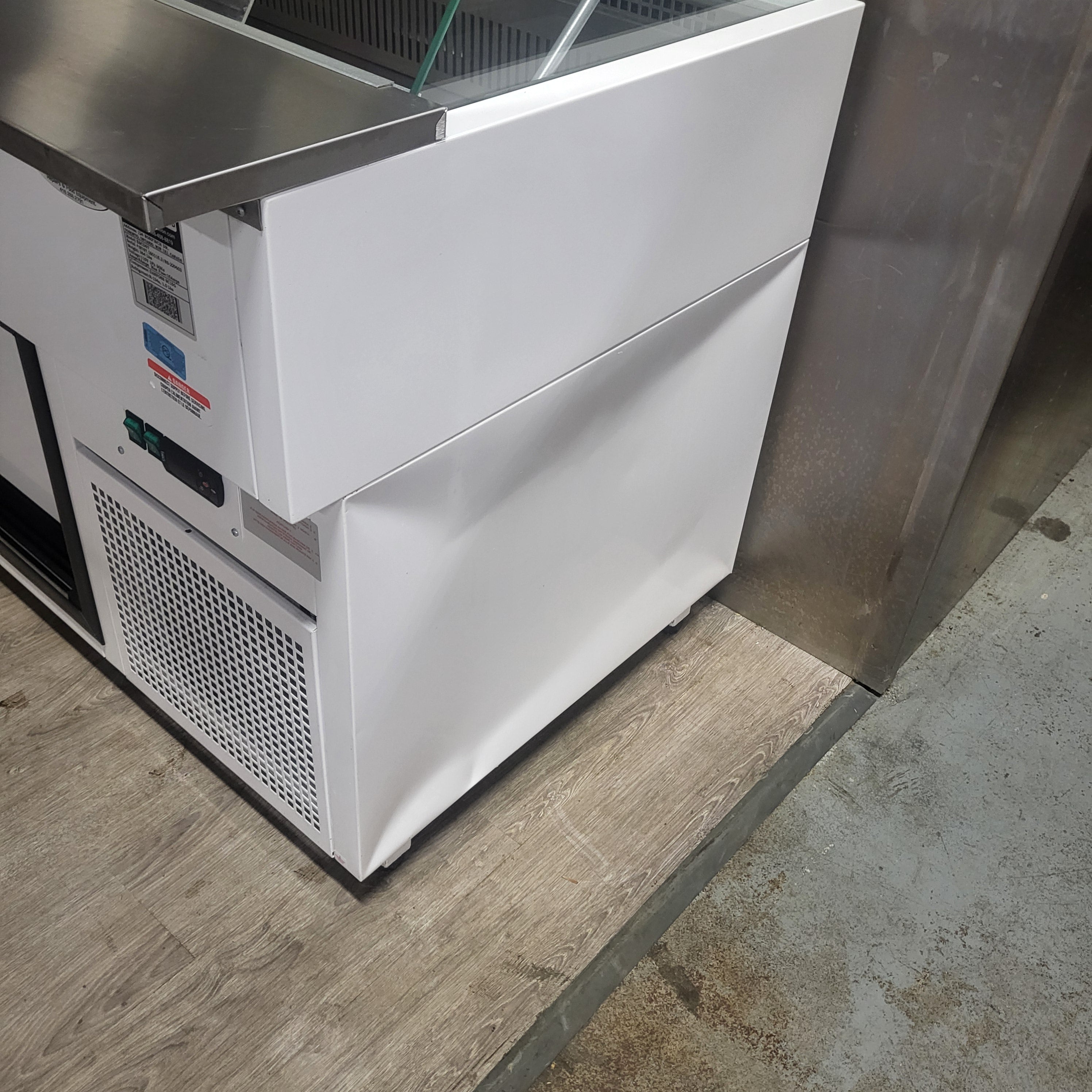 Igloo ESCD67 Refrigerated Salad Table with Curved Front Glass