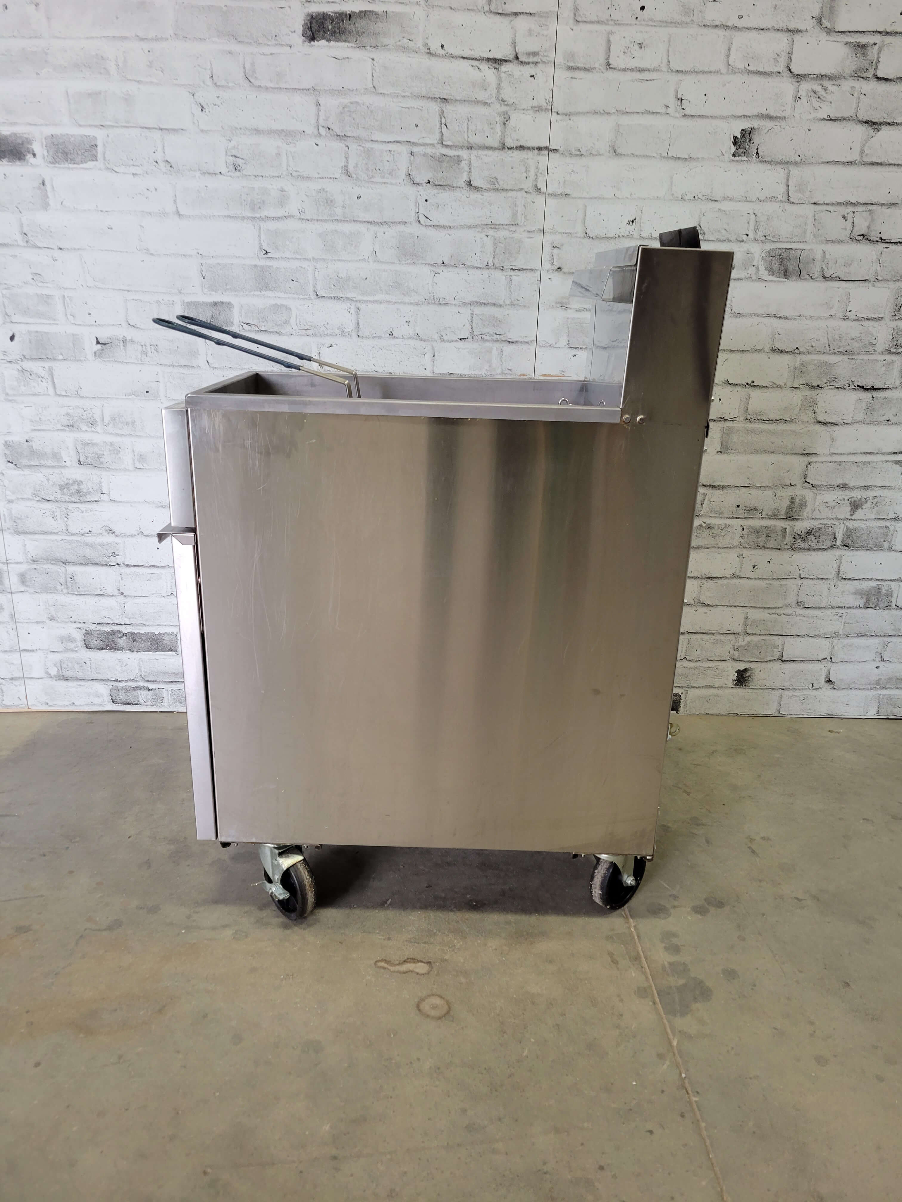 Thumbnail - Atosa ATFS-50 Gas Vertical Gas Fryer (3)