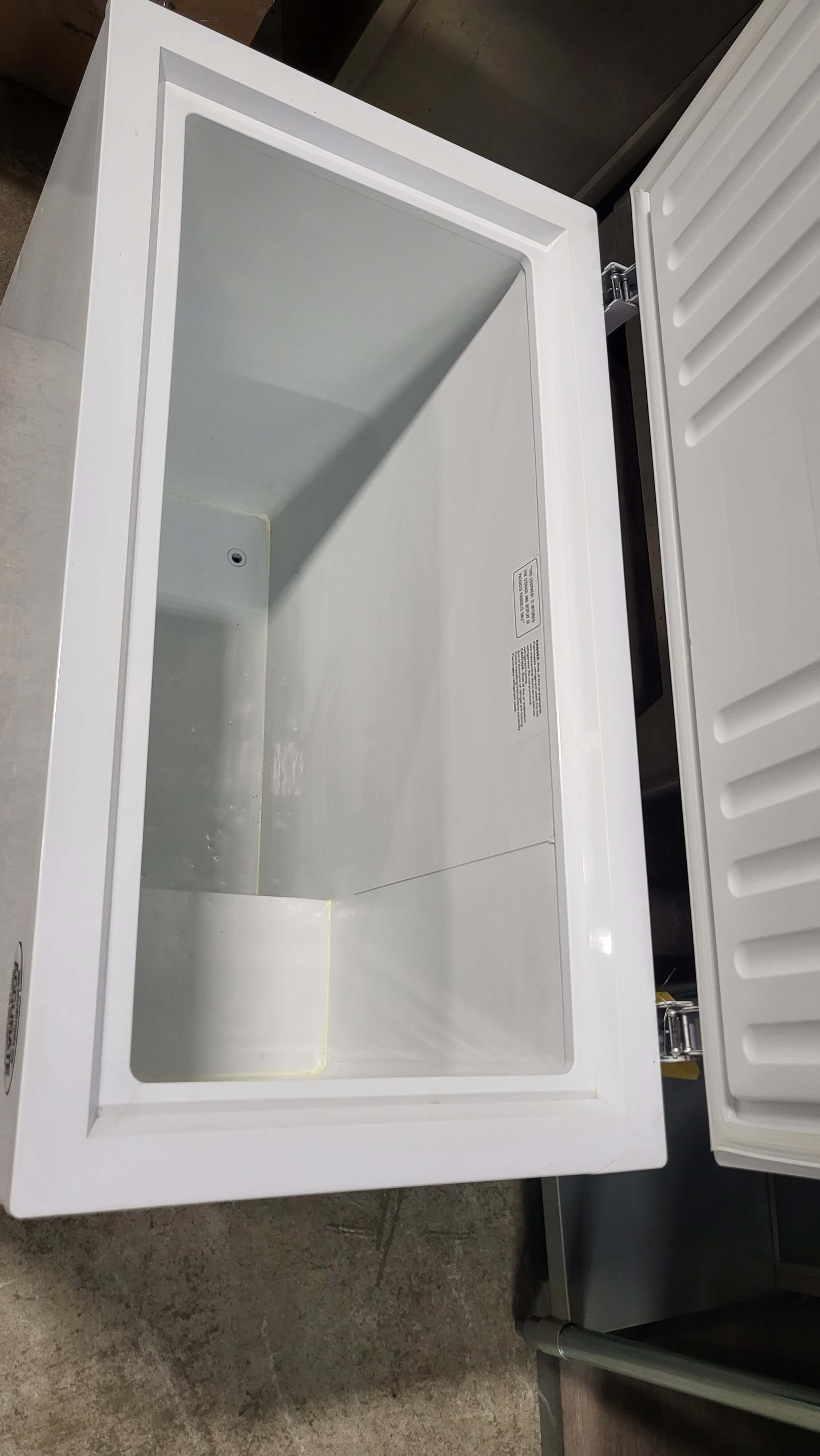 Thumbnail - Omcan MWF9007 Chest Freezer (3)