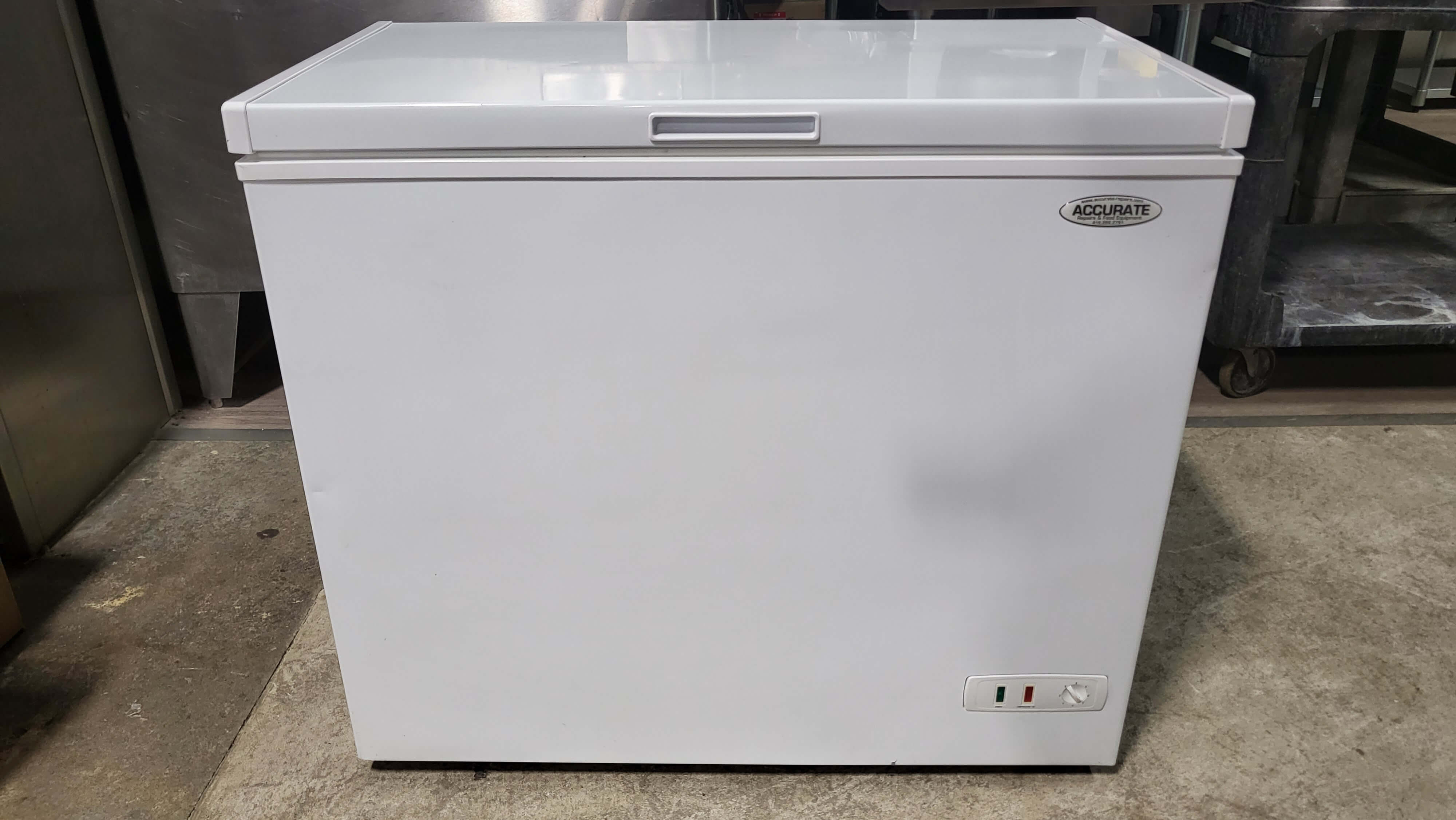 Thumbnail - Omcan MWF9007 Chest Freezer (4)